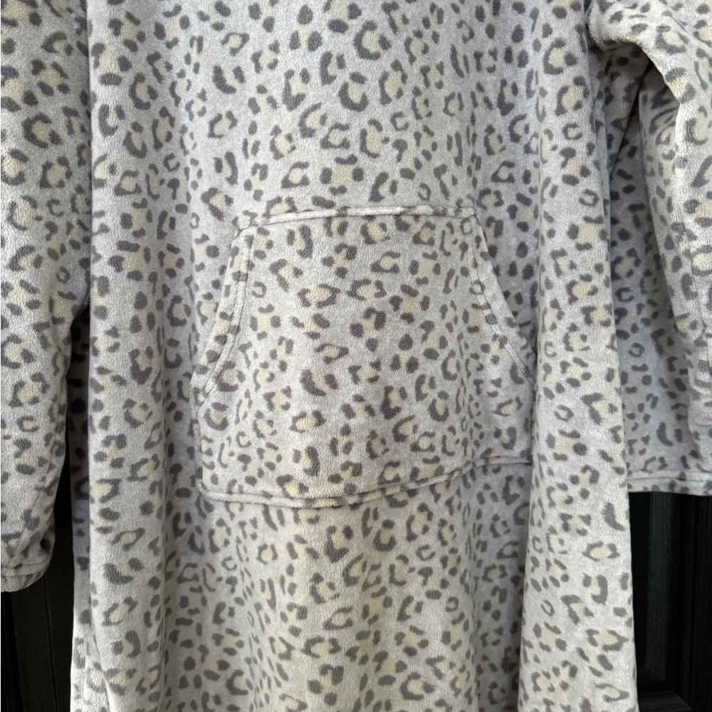 Leopard Print Hooded Robe - Picture 3 of 5